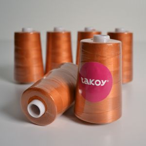 Overlock/coverlock polyester naaigaren TKY 5000 kaneelkleur